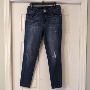 1822 Denim Blue Jeans with Distressed Details